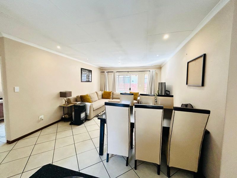 Townhouse To Rent in Mooikloof Ridge - Photo 3