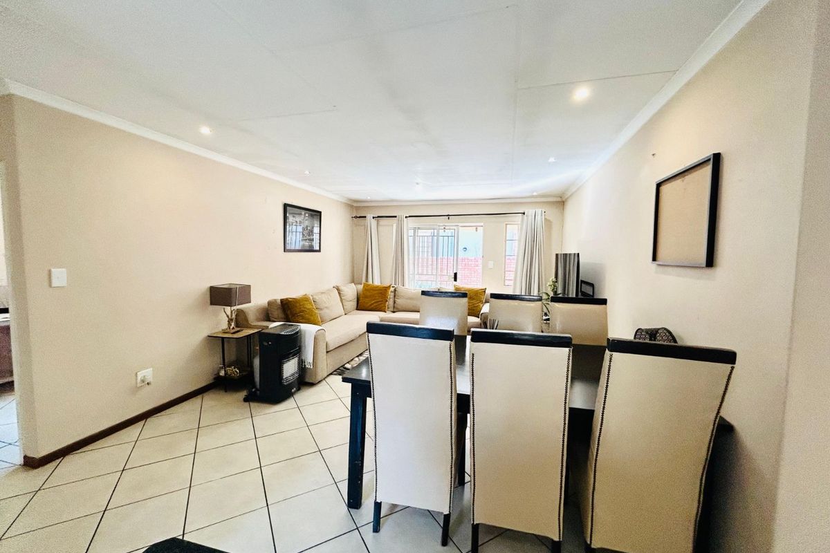 Townhouse To Rent in Mooikloof Ridge - Photo 3