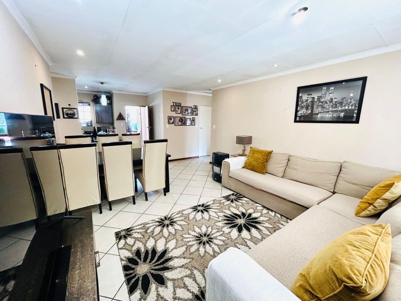 Townhouse To Rent in Mooikloof Ridge - Photo 4