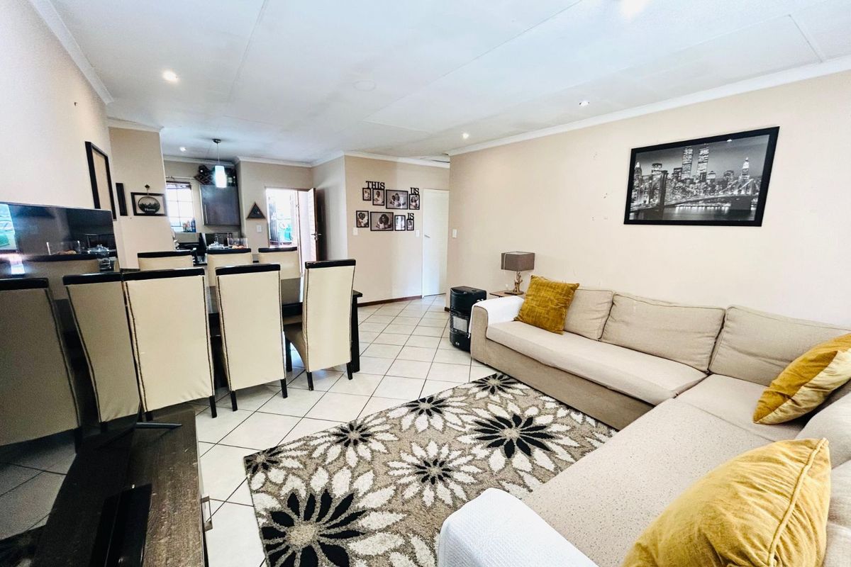 Townhouse To Rent in Mooikloof Ridge - Photo 4