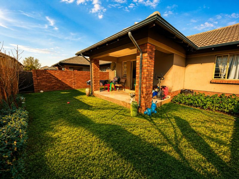 Townhouse To Rent in Mooikloof Ridge - Photo 1