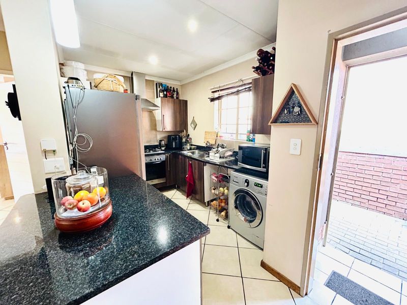 Townhouse To Rent in Mooikloof Ridge - Photo 5