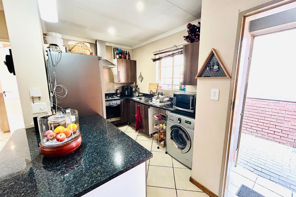 Townhouse To Rent in Mooikloof Ridge - Photo 5