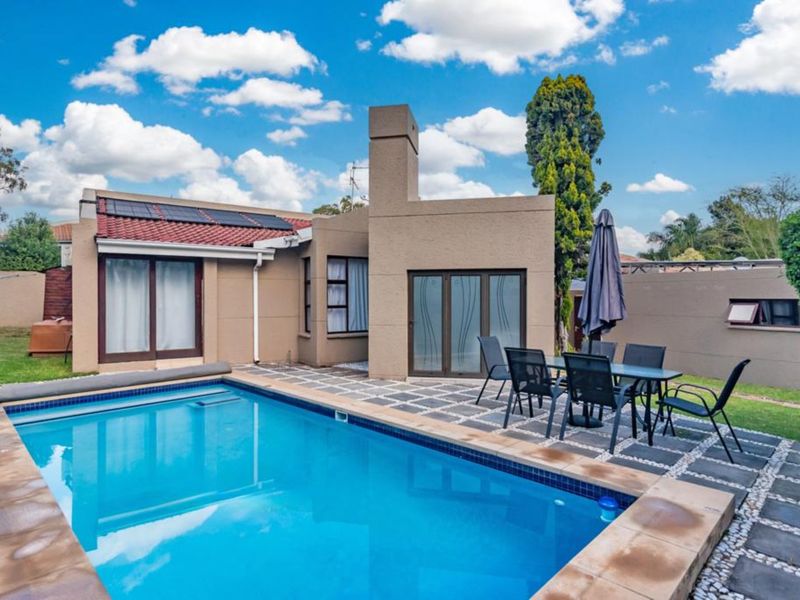 House For Sale in Douglasdale - Photo 2