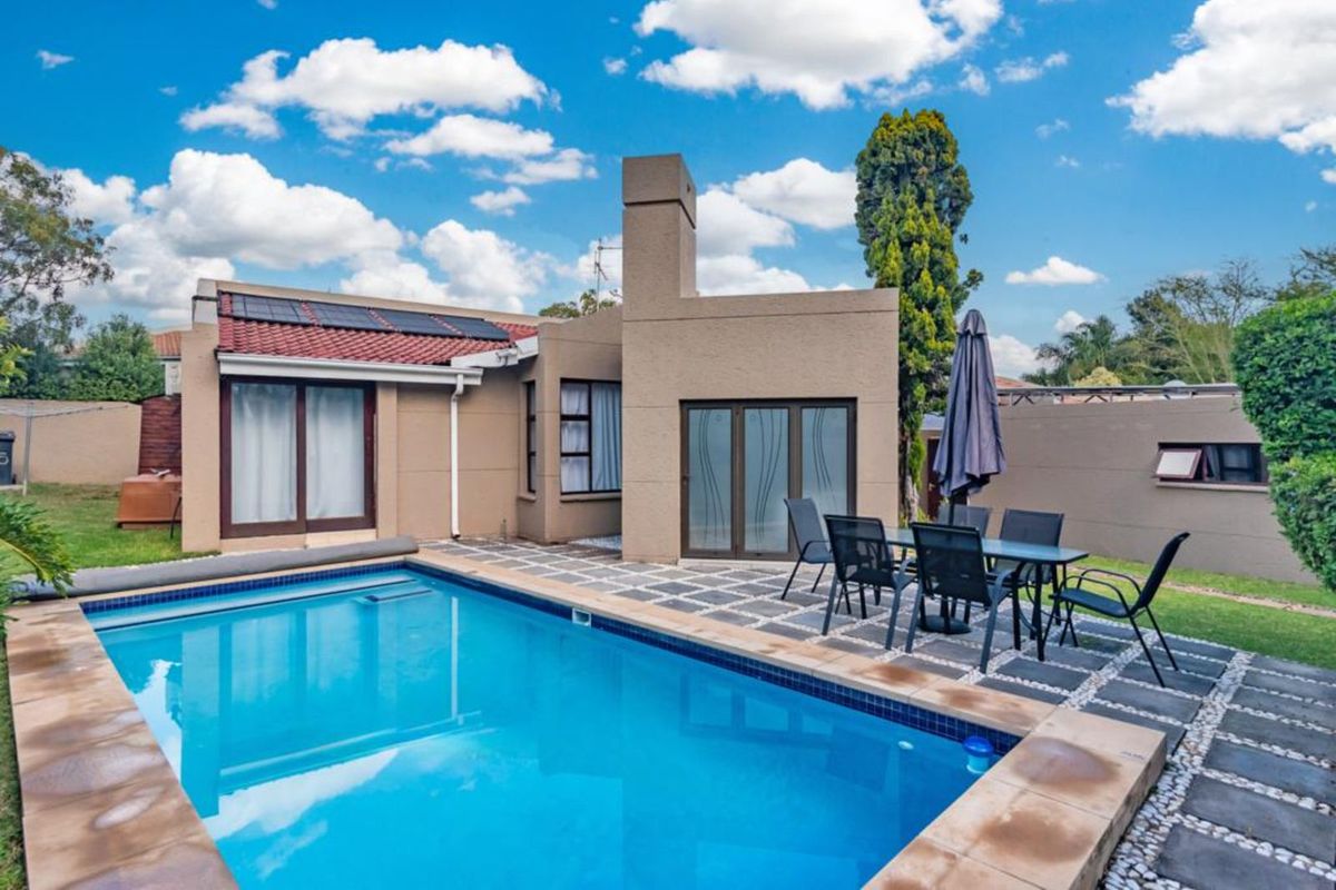 House For Sale in Douglasdale - Photo 2