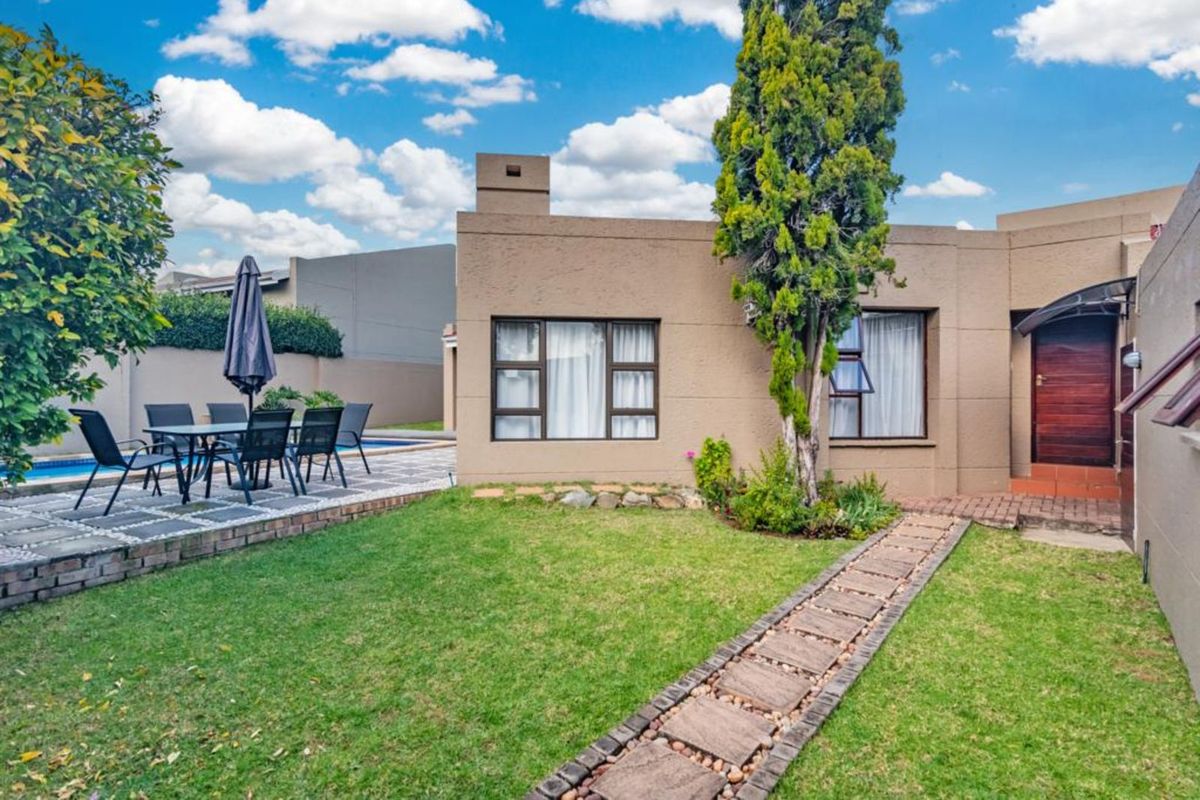House For Sale in Douglasdale - Photo 5