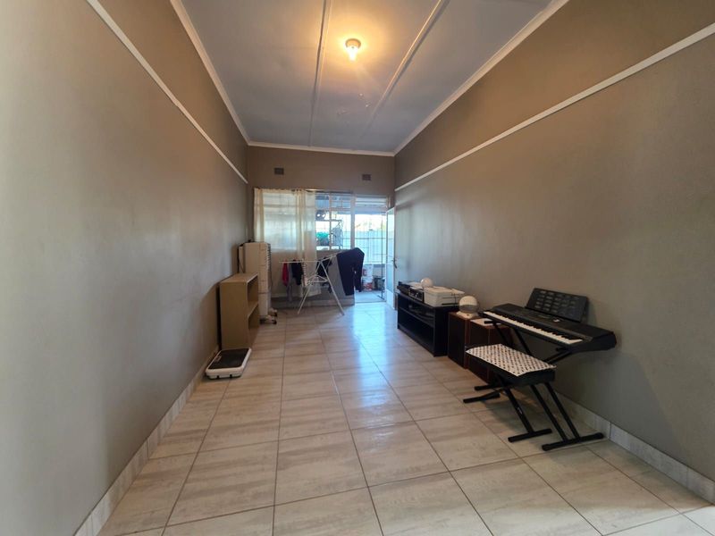 House For Sale in Beaconsfield - Photo 3