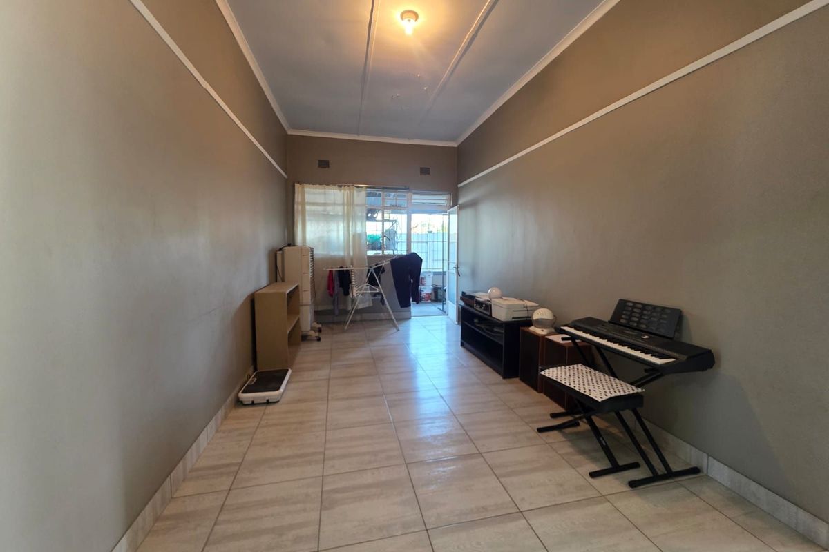 House For Sale in Beaconsfield - Photo 3
