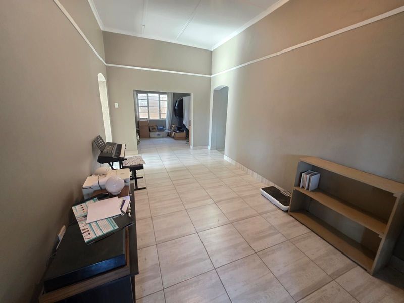 House For Sale in Beaconsfield - Photo 2