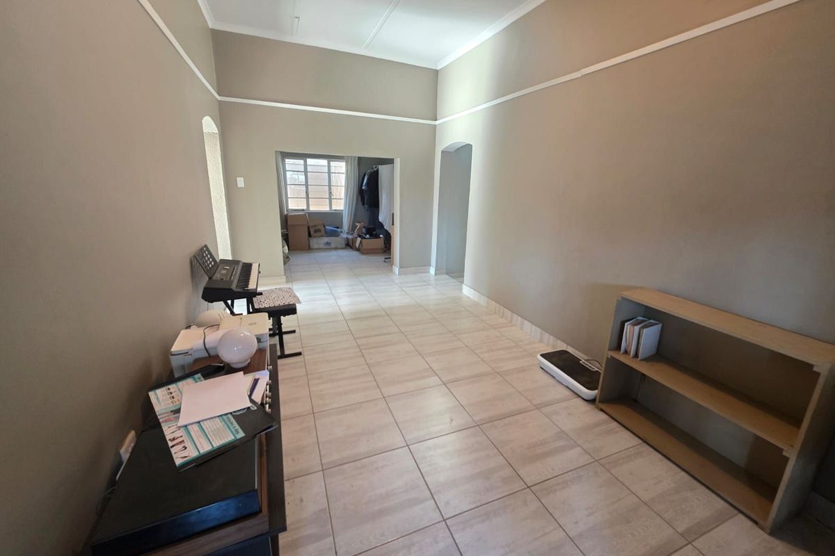 House For Sale in Beaconsfield - Photo 2