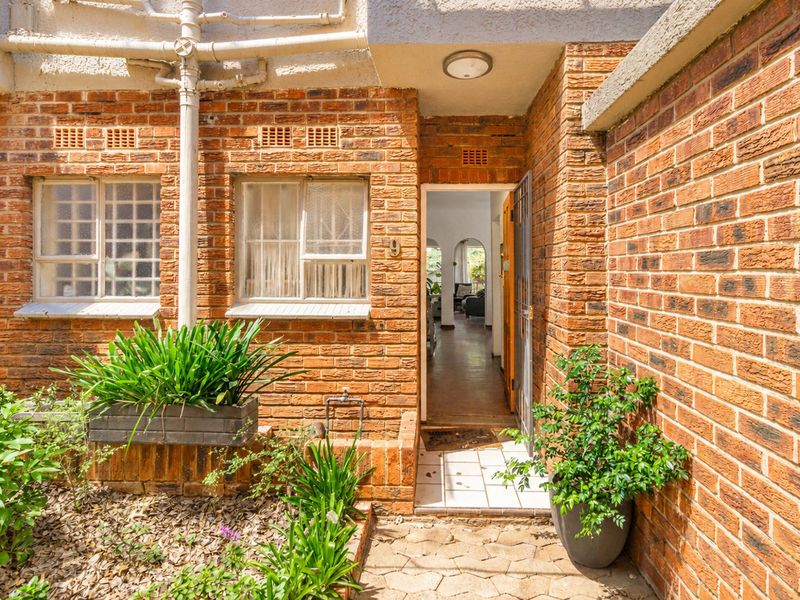Townhouse For Sale in Linden - Photo 6