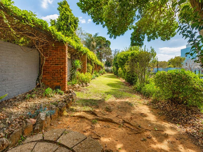 Townhouse For Sale in Linden - Photo 4