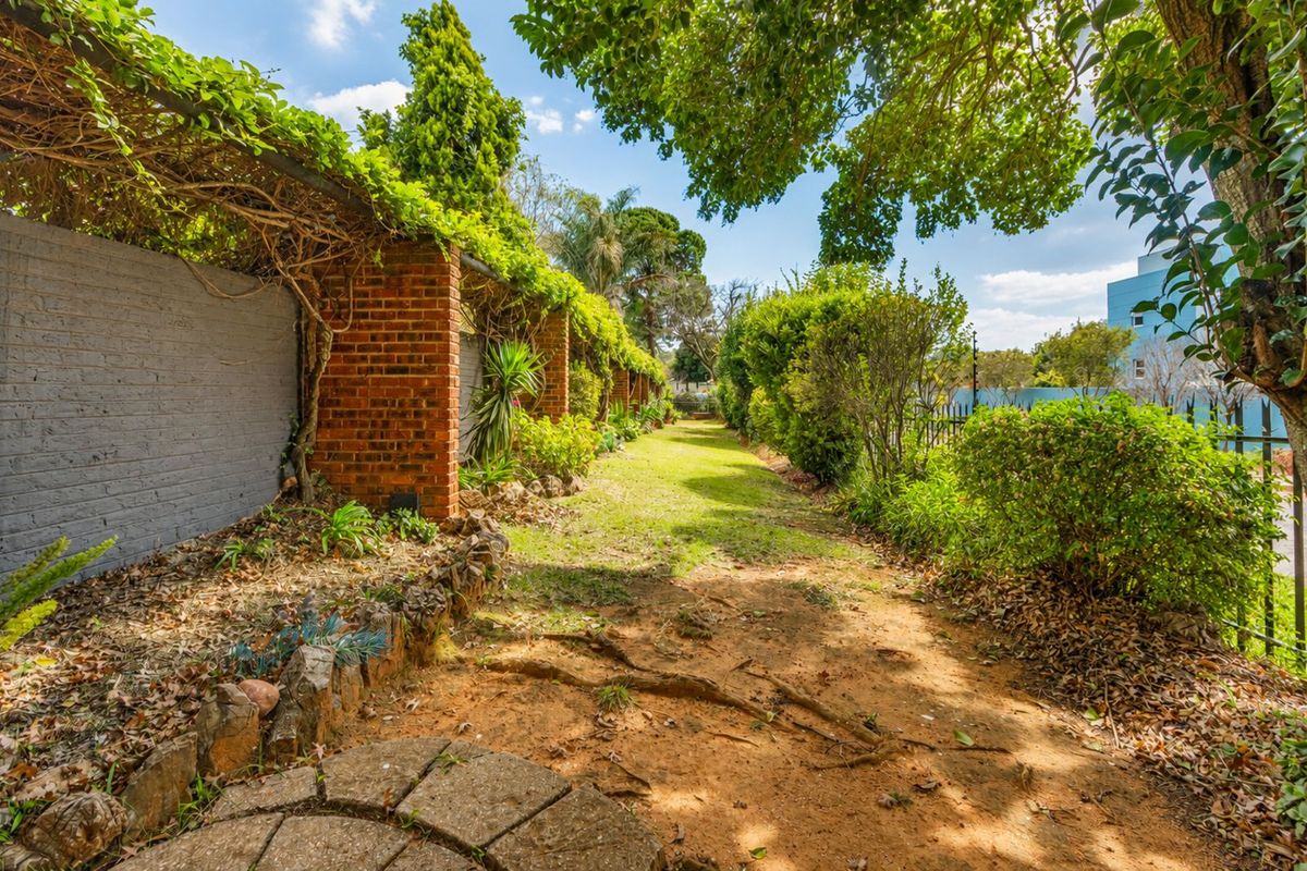 Townhouse For Sale in Linden - Photo 4