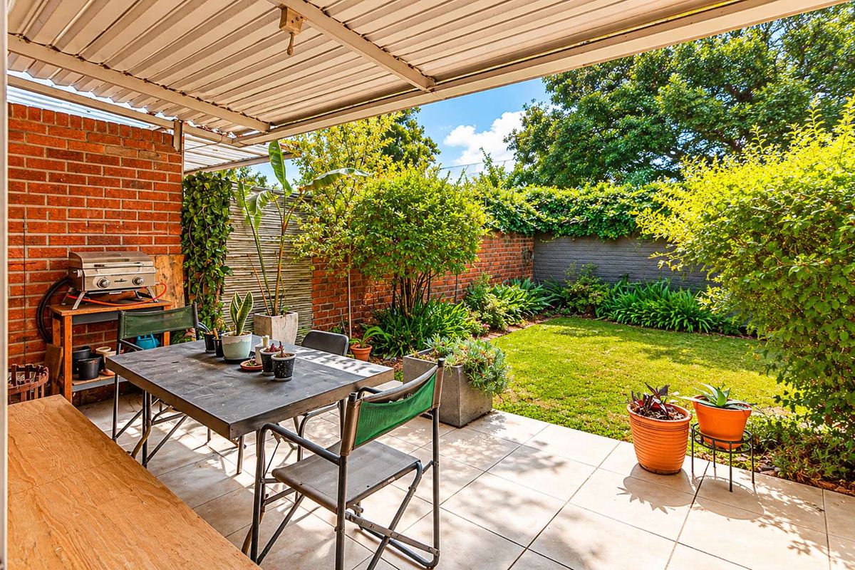 Townhouse For Sale in Linden - Photo 2