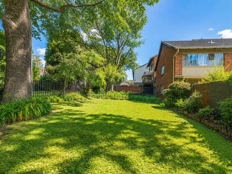 Townhouse For Sale in Linden - Photo 5