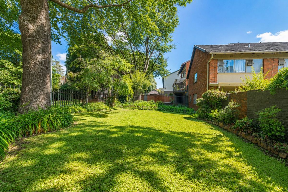 Townhouse For Sale in Linden - Photo 5