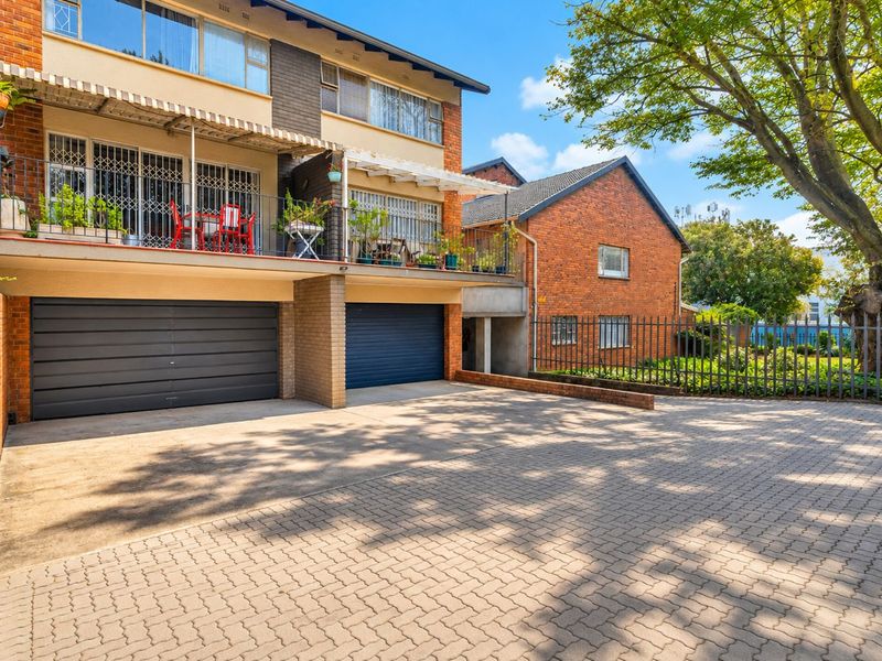 Townhouse For Sale in Linden - Photo 3