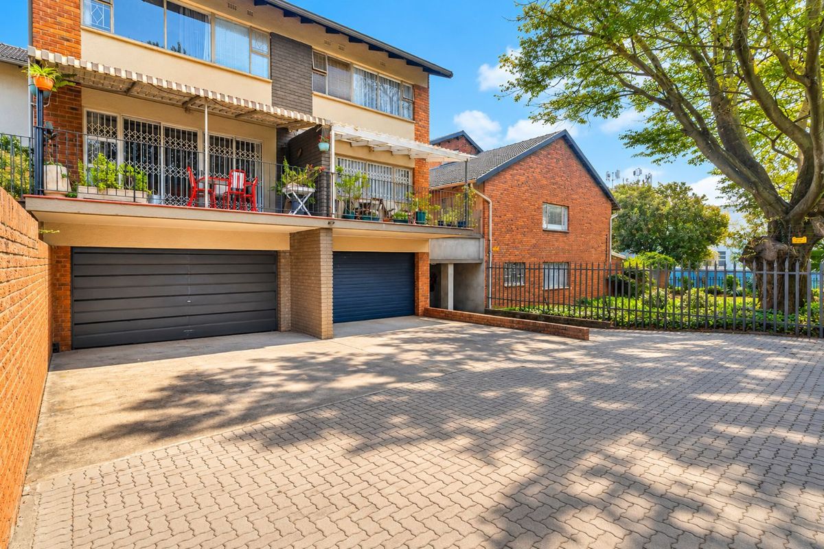 Townhouse For Sale in Linden - Photo 3