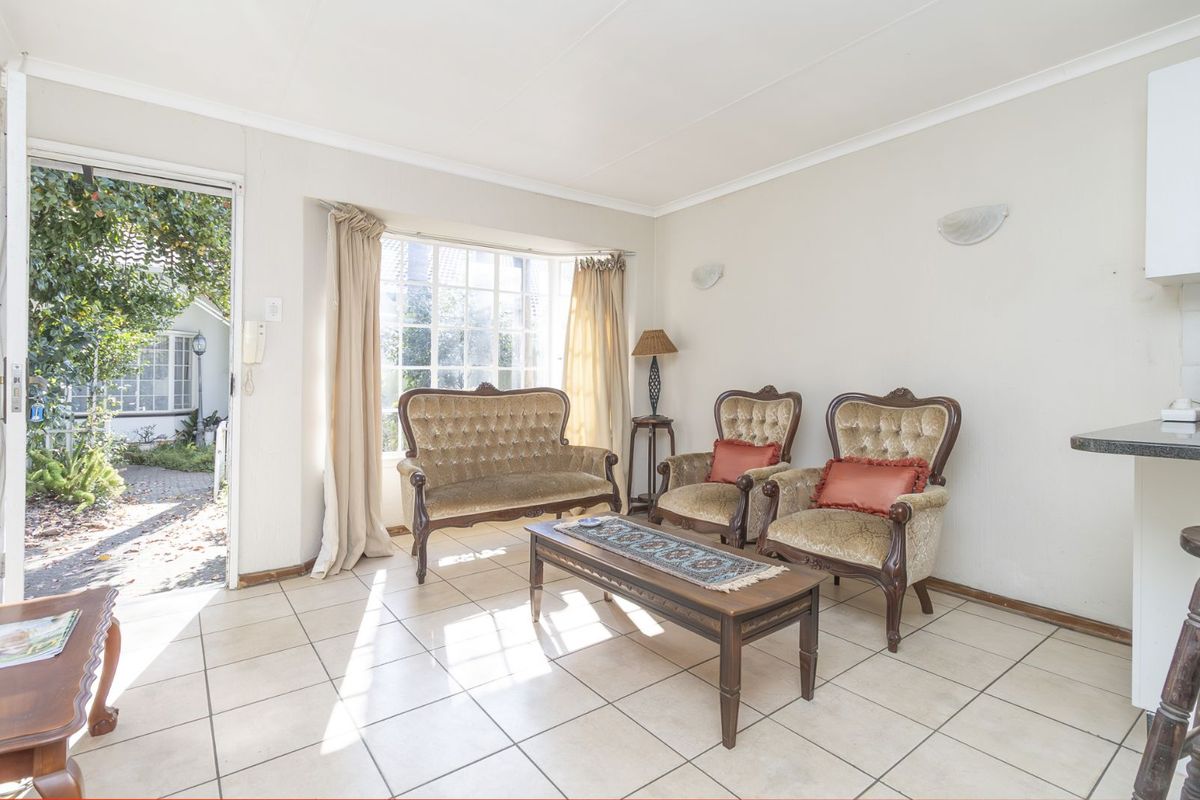 Townhouse For Sale in Wilgeheuwel - Photo 2