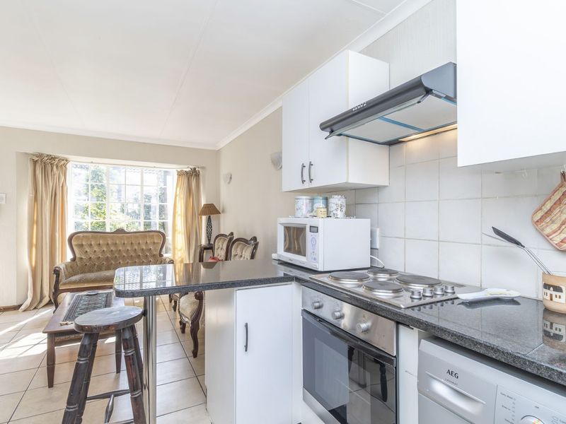 Townhouse For Sale in Wilgeheuwel - Photo 6