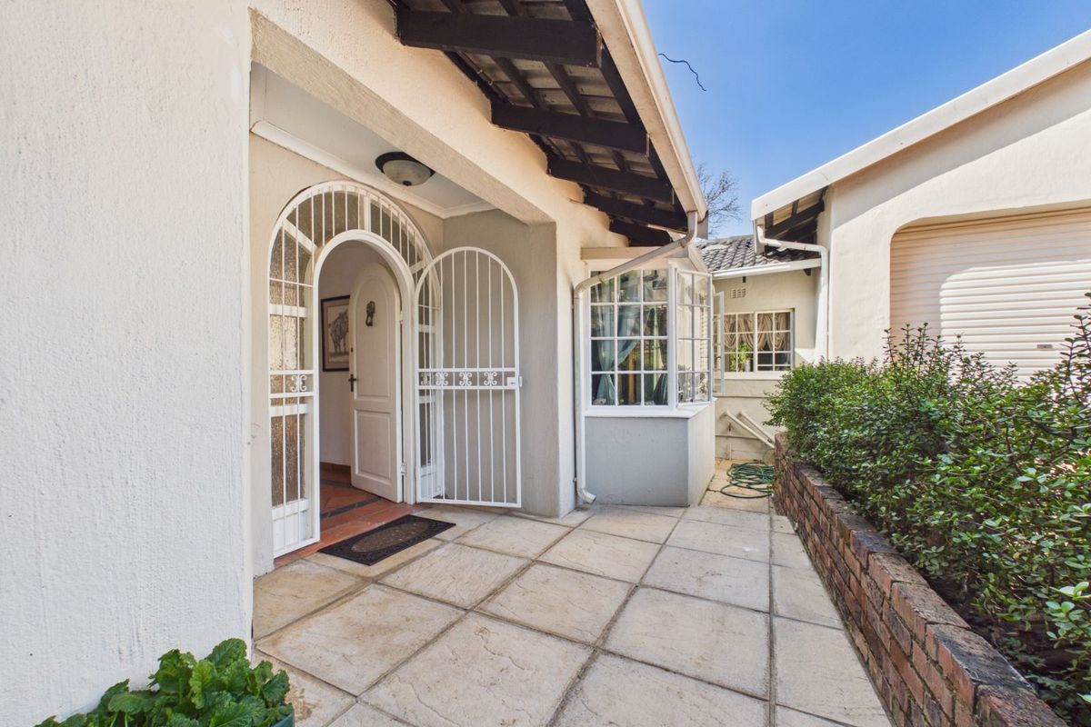 House For Sale in Northcliff - Photo 2