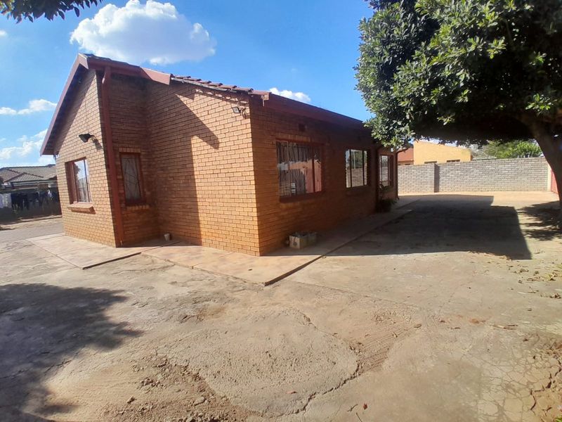 House For Sale in Hammanskraal Central - Photo 4