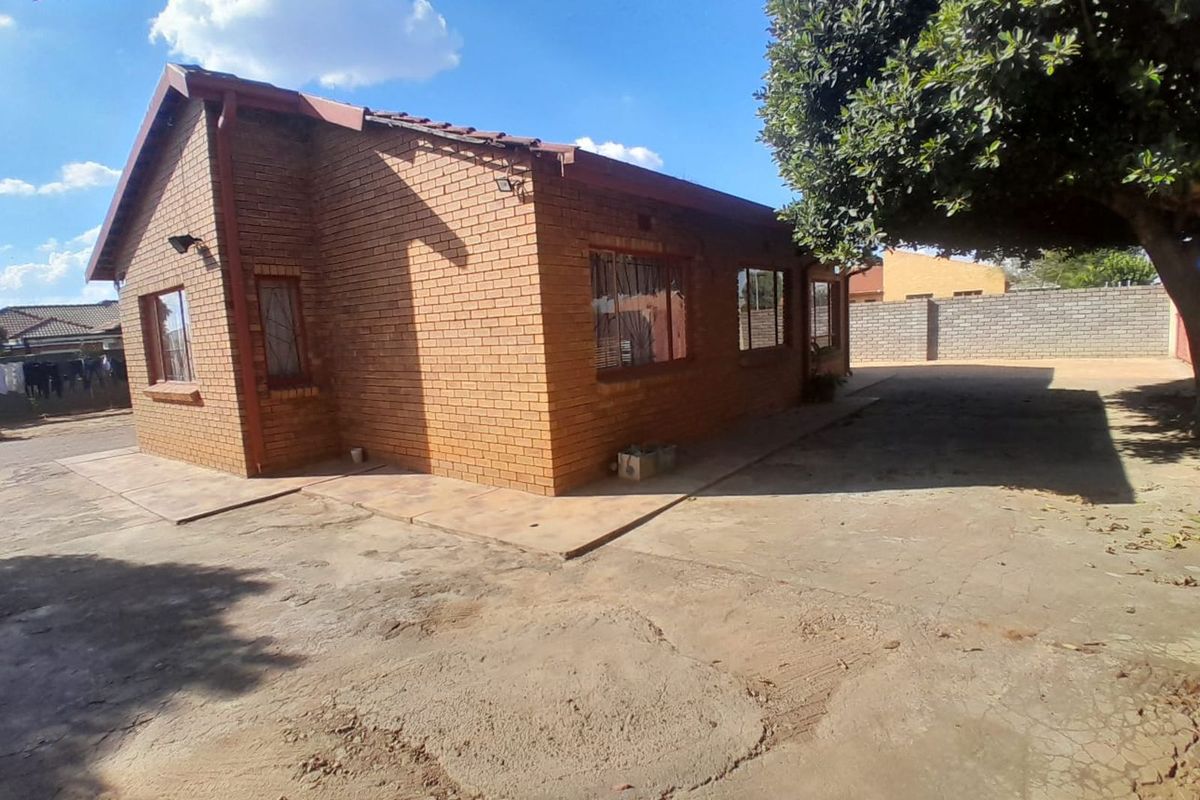 House For Sale in Hammanskraal Central - Photo 4
