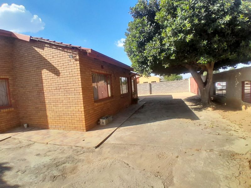 House For Sale in Hammanskraal Central - Photo 3