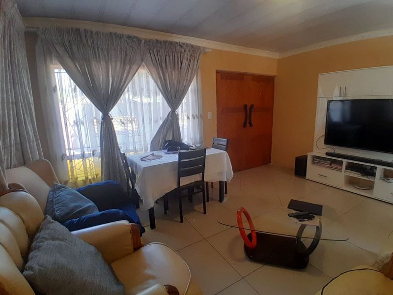 House For Sale in Hammanskraal Central - Photo 1