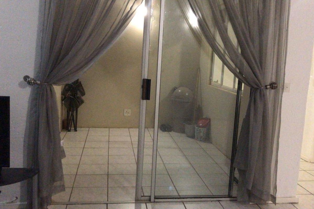 Townhouse To Rent in North Riding - Photo 5