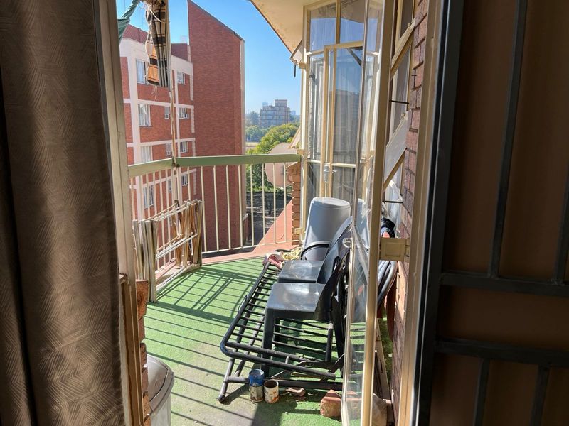 Apartment For Sale in Sunnyside - Photo 2