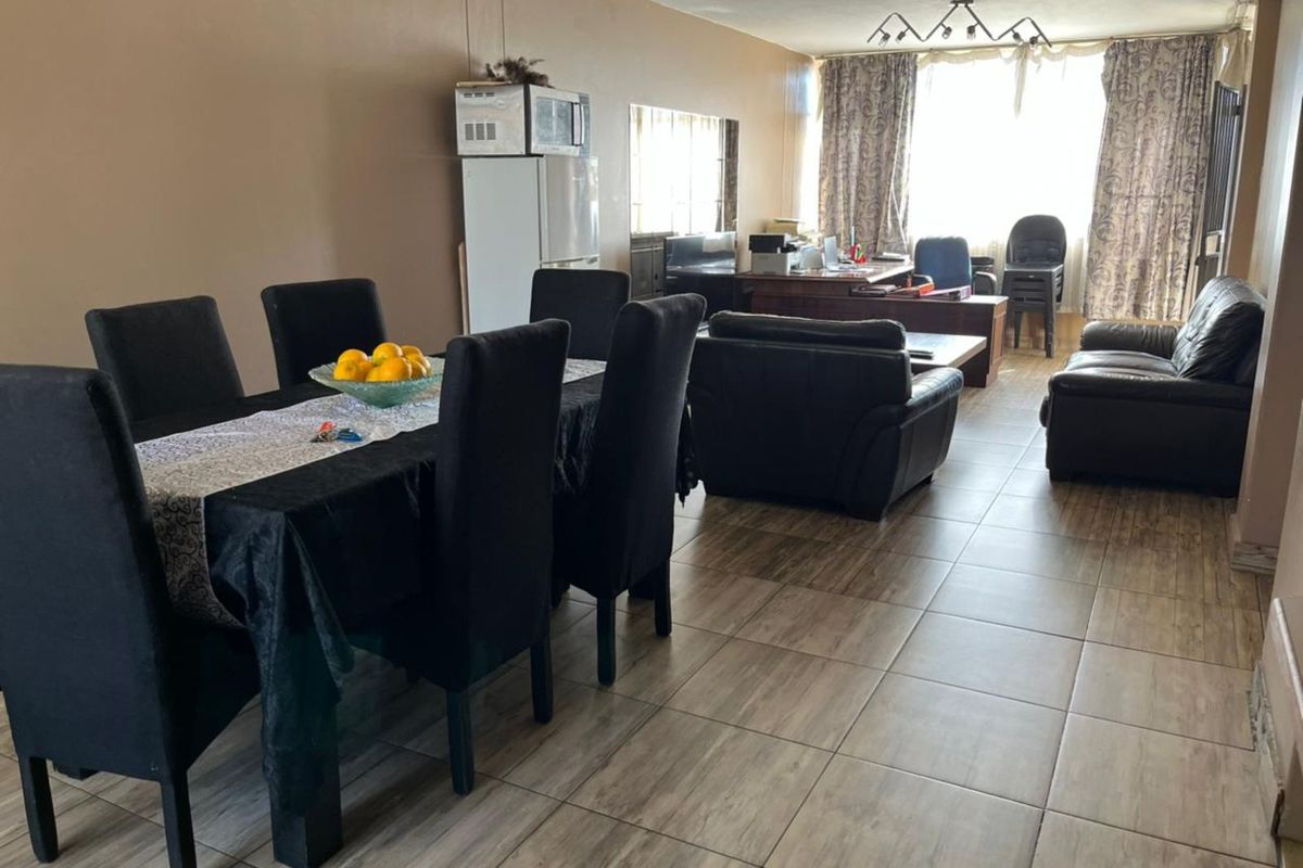 Apartment For Sale in Sunnyside - Photo 3
