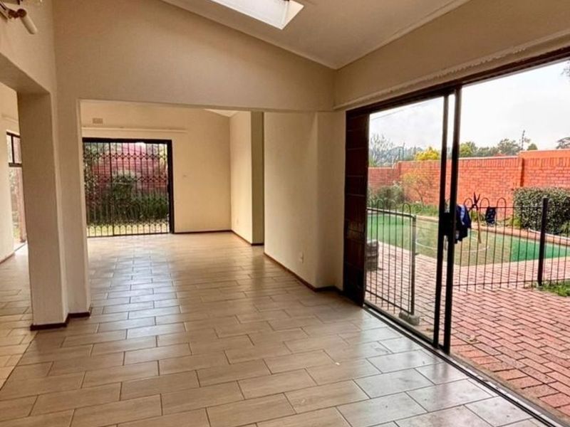 Townhouse For Sale in Corlett Gardens - Photo 4