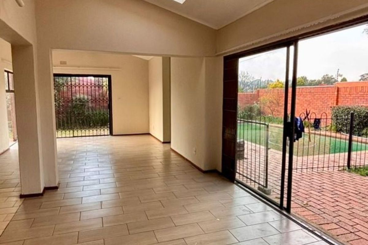 Townhouse For Sale in Corlett Gardens - Photo 4