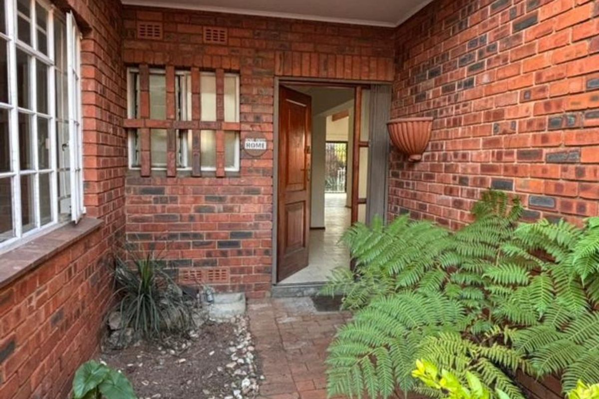 Townhouse For Sale in Corlett Gardens - Photo 2