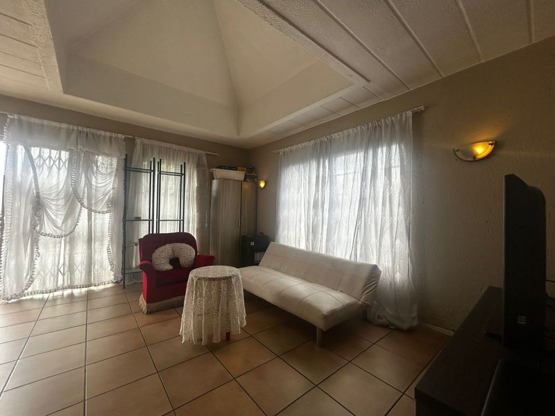 Apartment To Rent in Lonehill - Photo 4