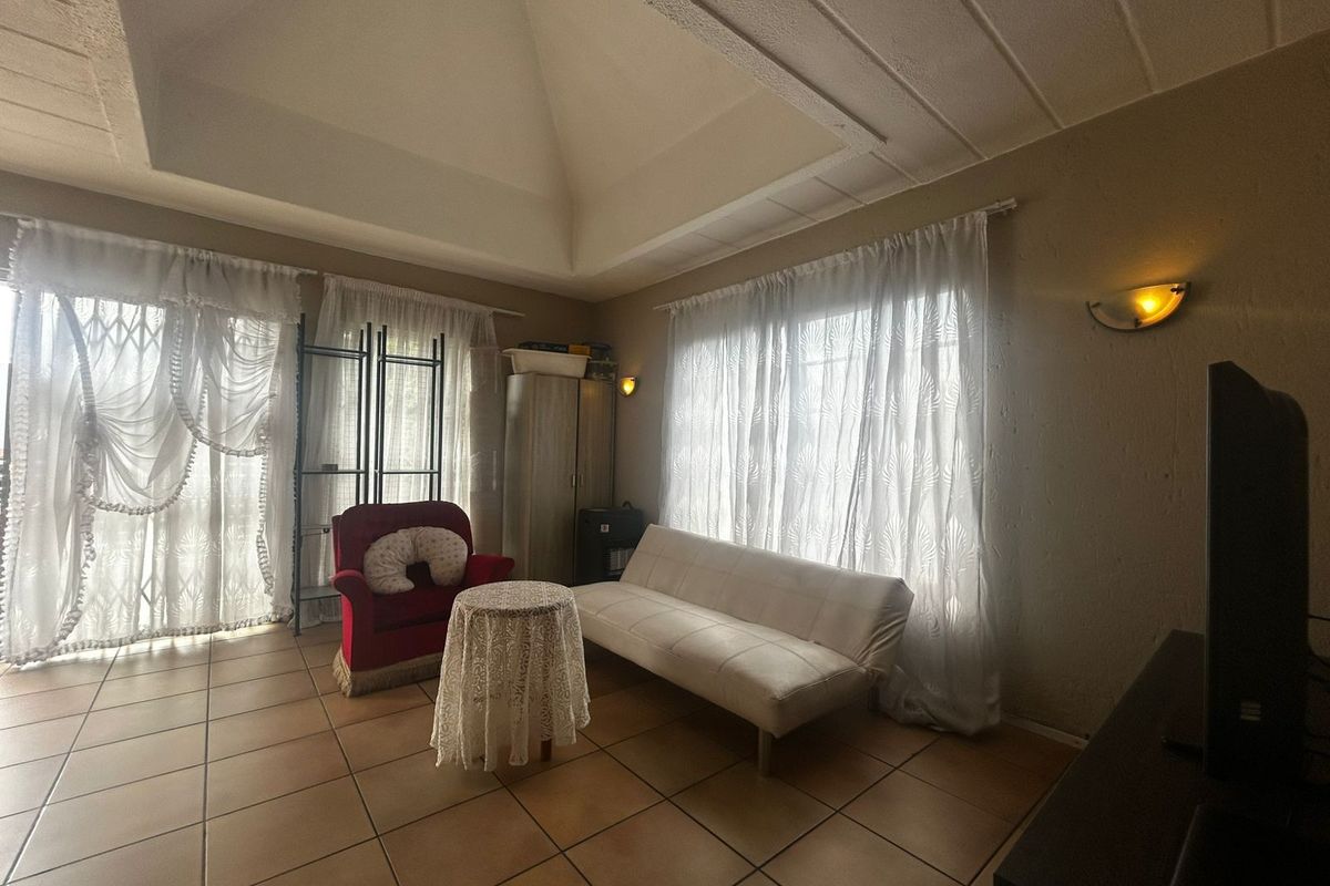 Apartment To Rent in Lonehill - Photo 4