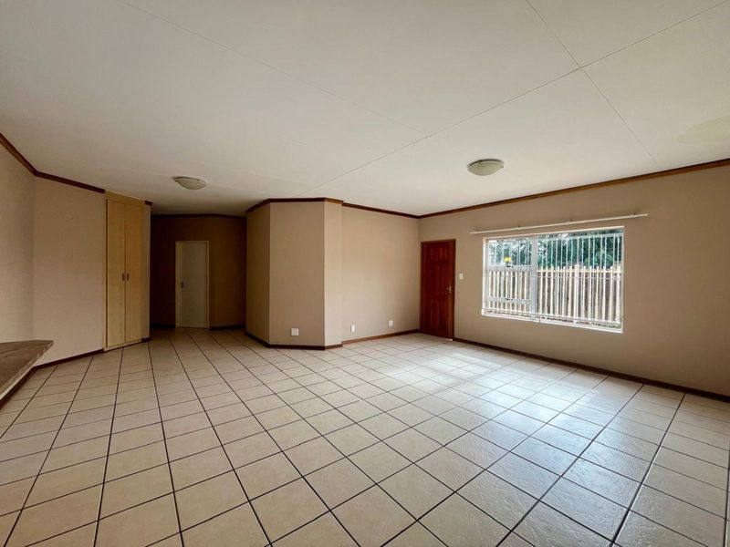 Townhouse For Sale in Langenhovenpark - Photo 3