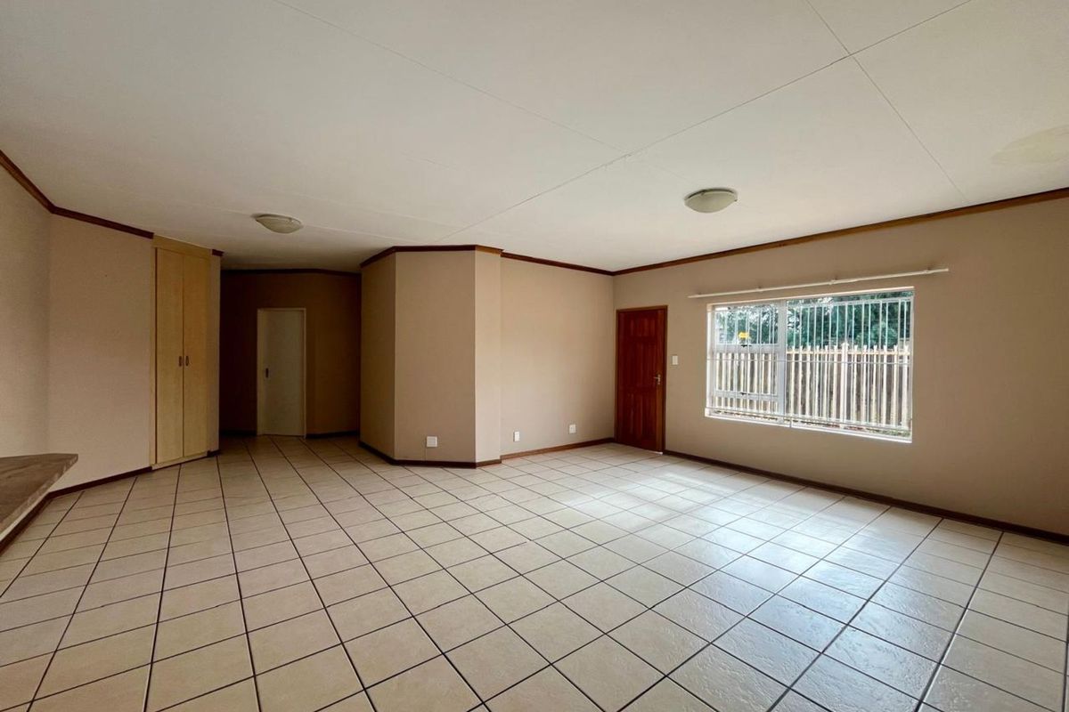 Townhouse For Sale in Langenhovenpark - Photo 3