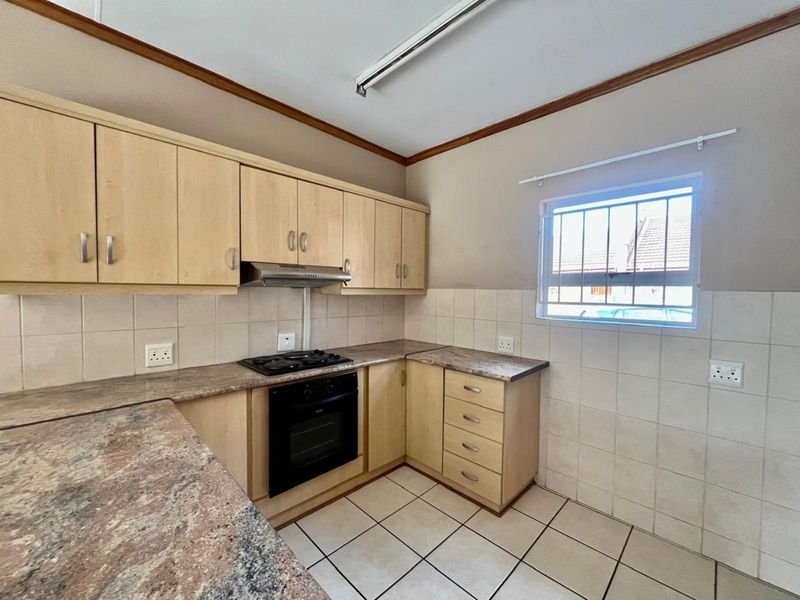 Townhouse For Sale in Langenhovenpark - Photo 9