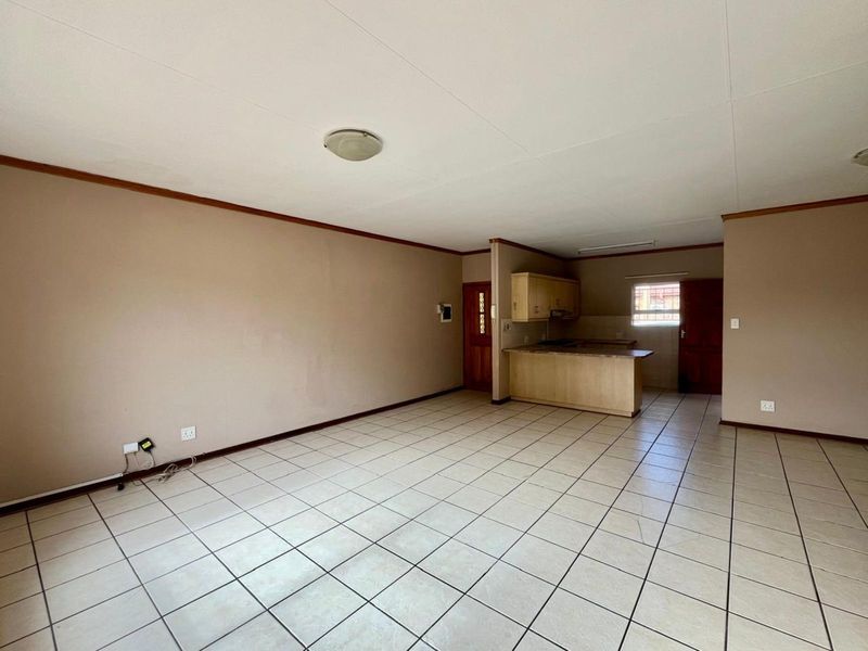 Townhouse For Sale in Langenhovenpark - Photo 5