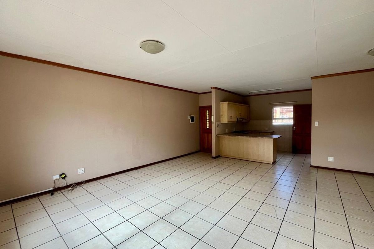 Townhouse For Sale in Langenhovenpark - Photo 5