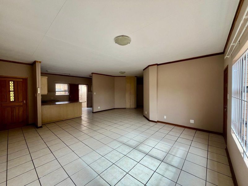Townhouse For Sale in Langenhovenpark - Photo 2