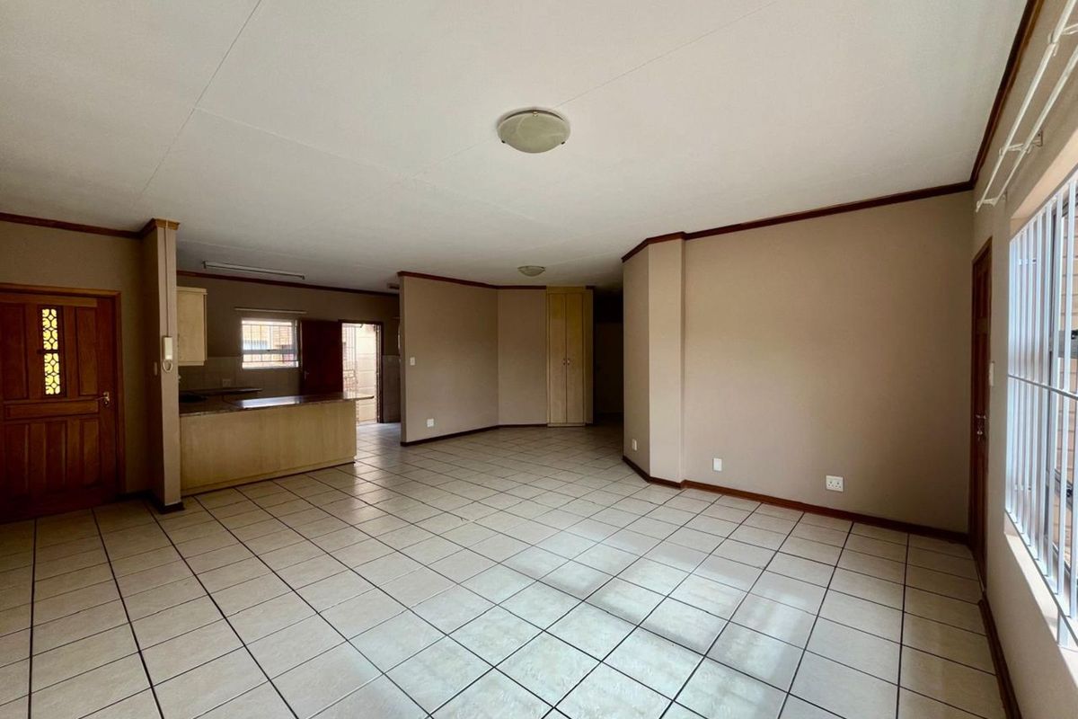 Townhouse For Sale in Langenhovenpark - Photo 2