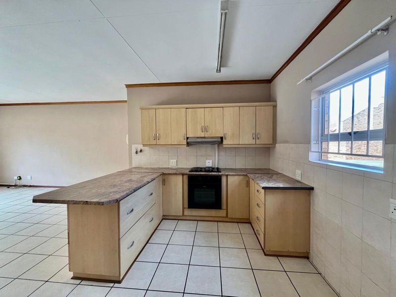 Townhouse For Sale in Langenhovenpark - Photo 6