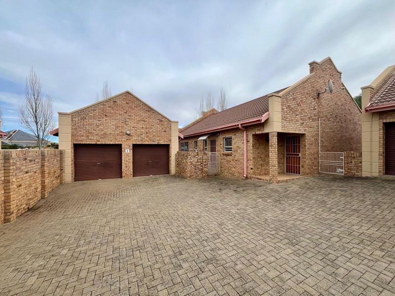Townhouse For Sale in Langenhovenpark - Photo 1