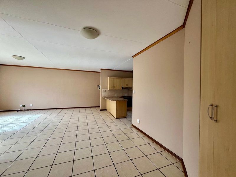 Townhouse For Sale in Langenhovenpark - Photo 4