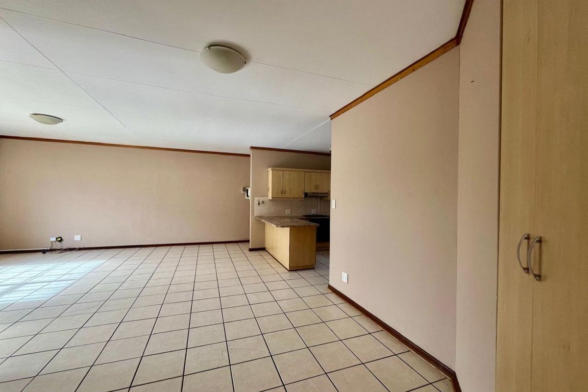 Townhouse For Sale in Langenhovenpark - Photo 4