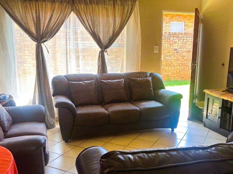 Townhouse For Sale in Witpoortjie - Photo 4