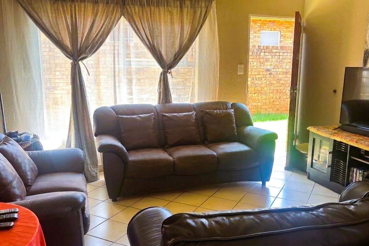Townhouse For Sale in Witpoortjie - Photo 4